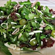 Зеленый салат с виноградом и пармезаном