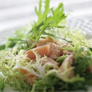 Зеленый салат с жареным лососем и лимонным соусом