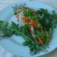 Жареная камбала с морковью, луком и сметаной.
