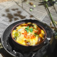 Жульен из раковых шеек с луком порей в печеном картофеле