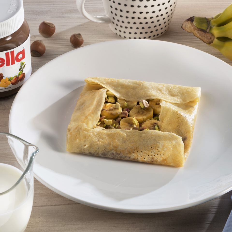 Блины на кефире с бананом, Nutella® и фисташками