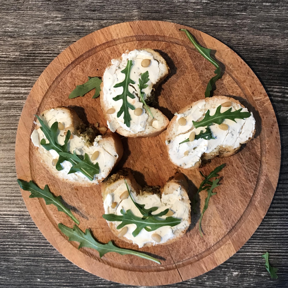 Брускетты с творожным сыром, рукколой и кедровыми орешками