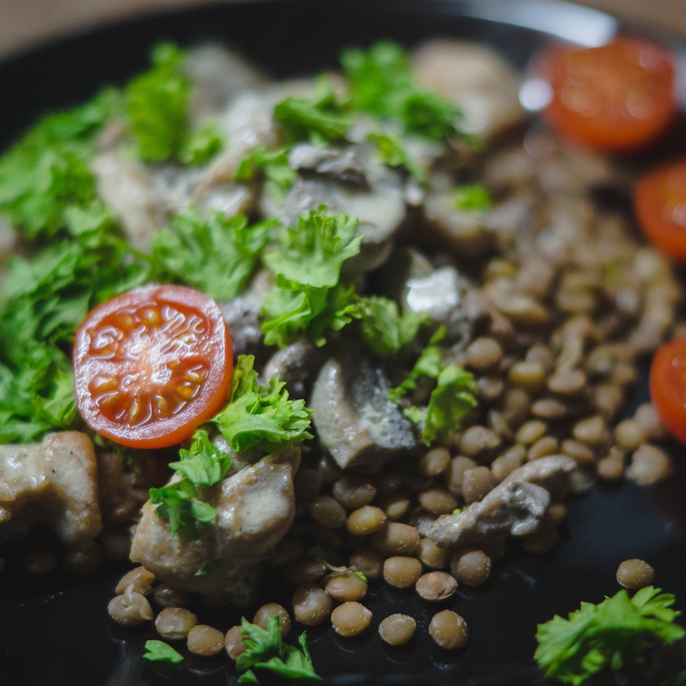 Чечевица с курицей и грибами, тушеными в сливках