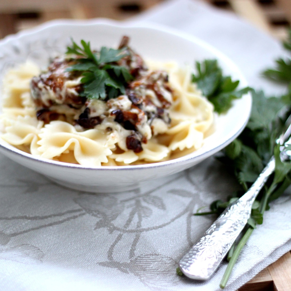 Фарфалле с лисичками и соусом из голубого сыра