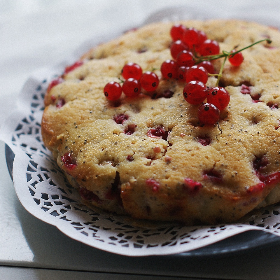 Пирог с маком и красной смородиной