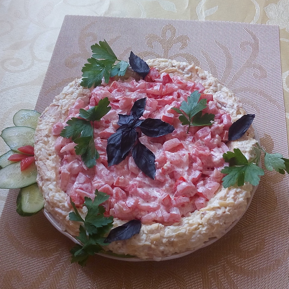 Салат с копченой курицей, сыром и яйцами