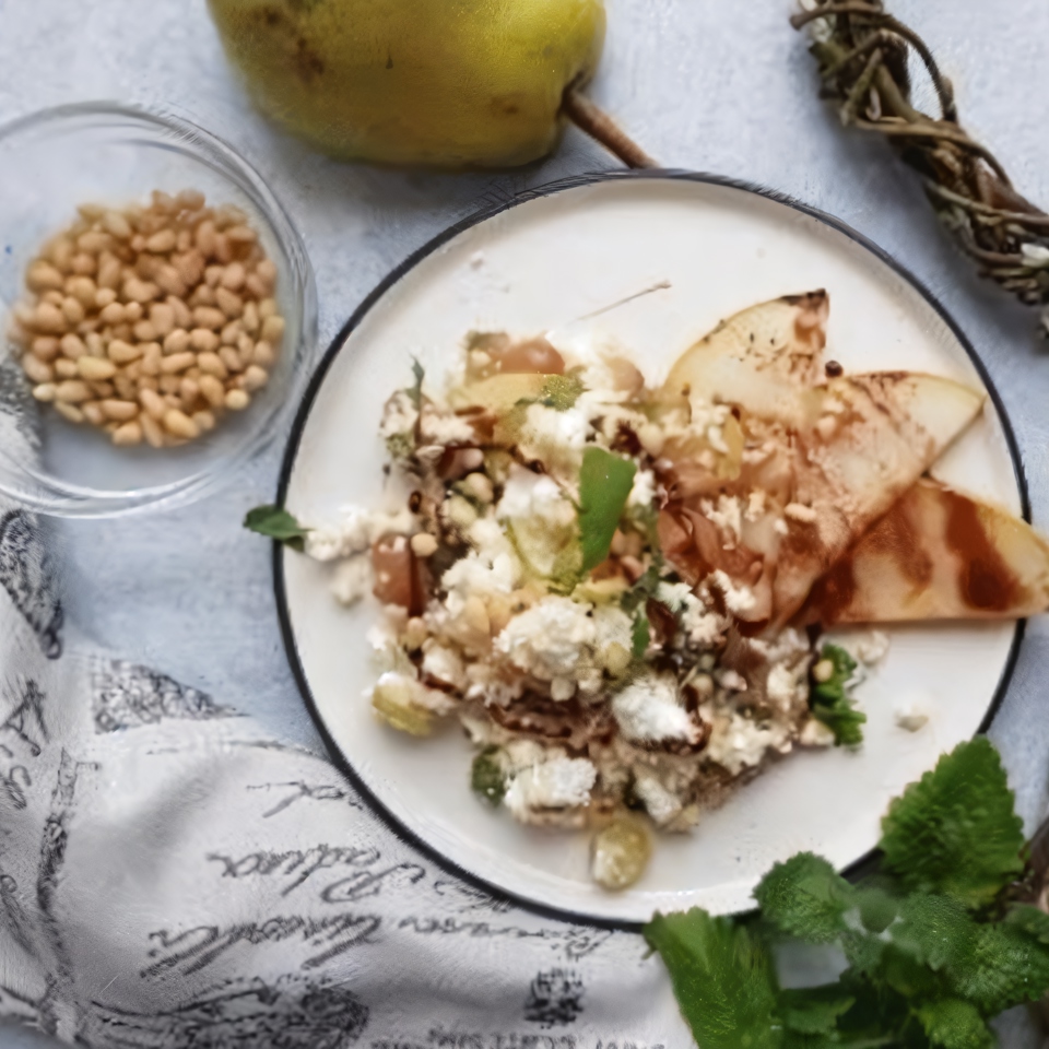 Салат с кускусом, грушами, виноградом, мятой и кедровыми орехами