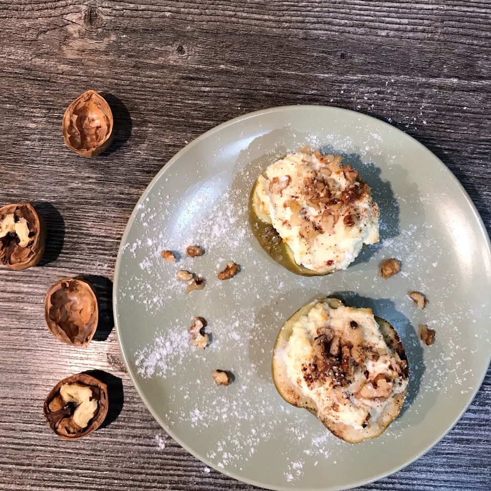 Яблоки, запеченные с творогом и грецким орехом