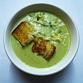 Гороховый крем-суп с луком-пореем и крутонами