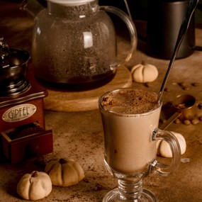 Горячий кофе с корицей