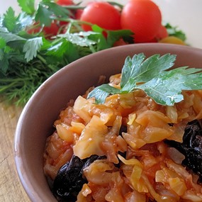Капуста тушеная с черносливом