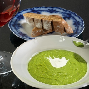 Крем-суп с чесноком и зеленым горошком