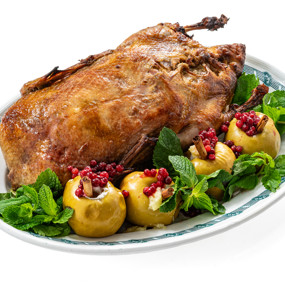 Утка в духовке с яблоками и квашеной капустой