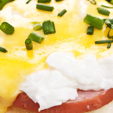 🍽 Яйца Бенедикт — один из самых необычных рецептов приготовления и подачи куриных яиц.