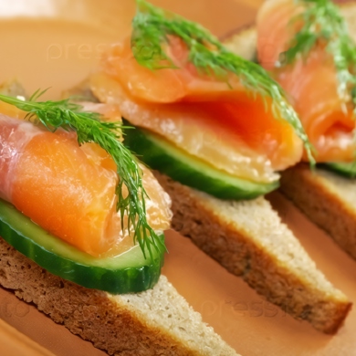 Бутерброд с лососем и огурцом рецепт – Европейская кухня: Сэндвичи. «Еда»
