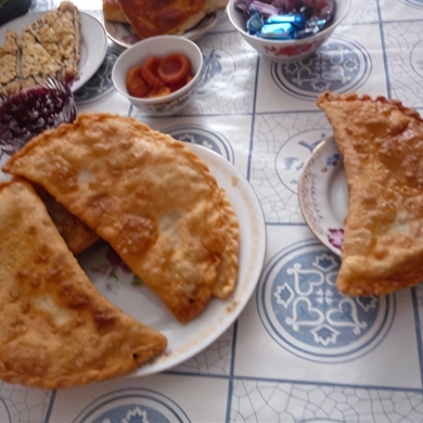 Домашние чебуреки с мясом на сковороде