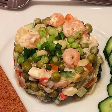 Овощной салат с креветками, авокадо и сметаной