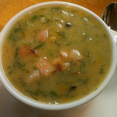 Гороховый суп с копчеными ребрышками и зеленью