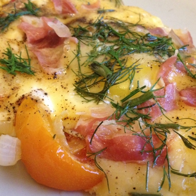 Яичница с колбасой, луком и помидорами – пошаговый рецепт приготовления с фото