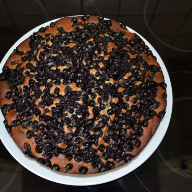 Быстрый пирог из чёрной смородины