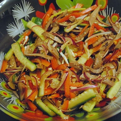Легкий салат из древесных грибов с быстро маринованными огурцами
