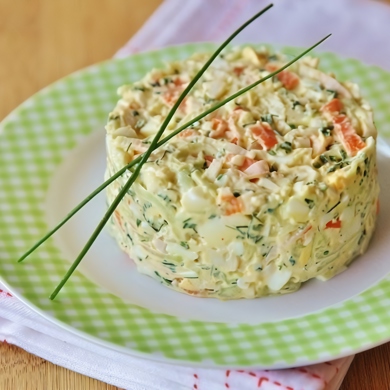 Крабовый салат со свежими огурцами и рисом рецепт с фото пошагово - prachka-mira.ru