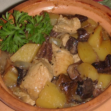 Грибы, картошка и мясо в горшочках