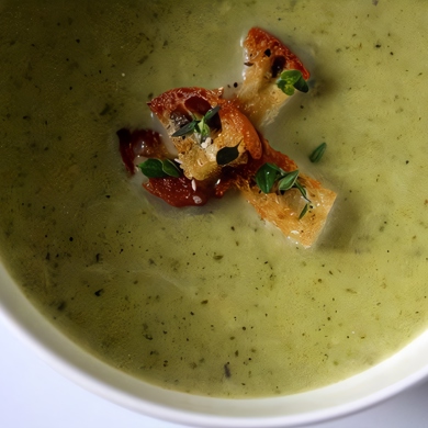 Суп-пюре из брокколи со сливками и гренками