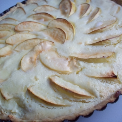 Рецепт: Открытый яблочный пирог в сметанной заливке - Сладкая пицца.
