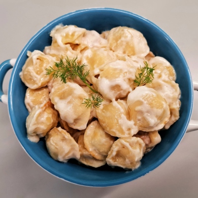 Пельмени запеченные в духовке со сметанным соусом и сыром: пошаговый рецепт незабываемого блюда