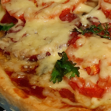 Пицца на кабачковом тесте на кефире с колбасой и сыром