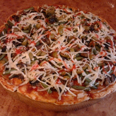 Пицца с оливками и колбасой