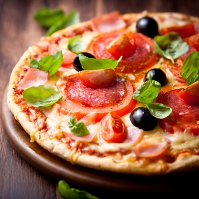 Пицца с колбасой, помидорами и сыром: рецепт с фото