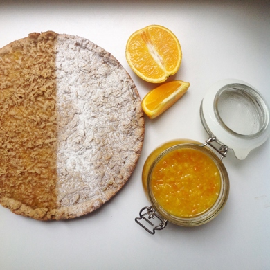 Тертый песочный пирог с яблочно-апельсиновым джемом