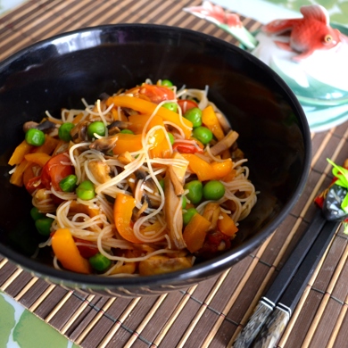 Стеклянная рисовая лапша фунчоза с овощами и грибами в сковороде вок - пошаговый рецепт с фото