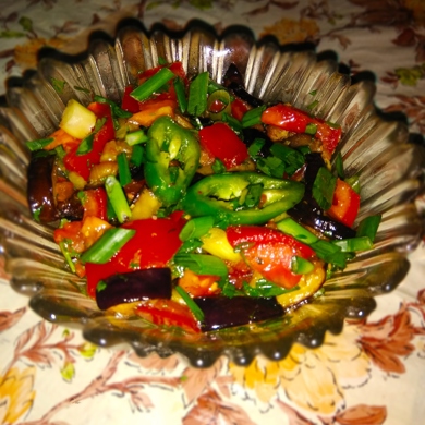 Салат «Пальчики оближешь»: простой рецепт из свежих овощей с соевым соусом и кунжутом