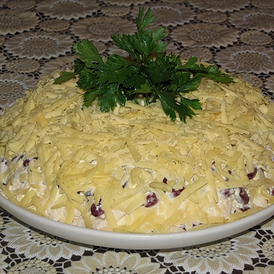 Салат из курицы с красной фасолью и сыром
