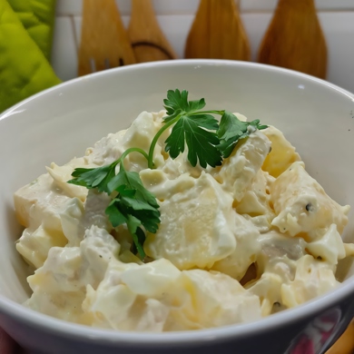 Вкусный, быстрый и оригинальный салат из ананасов, сыра и чеснока. Рецепт с пошаговым фото.