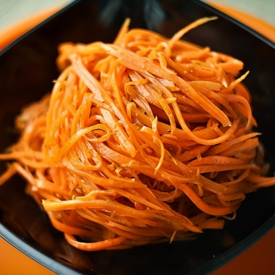 Салат с кальмарами, корейской морковью и огурцом