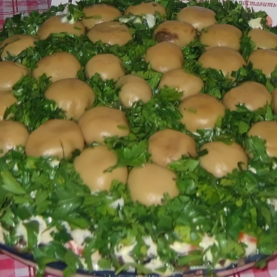 Куриный салат с маринованными грибами и сыром