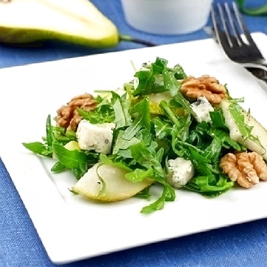 Салат с грушей и ореховым крокантом