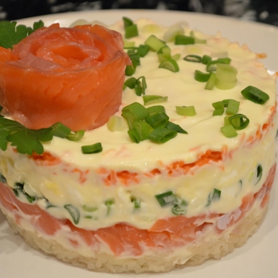 Салат-торт с красной рыбой: рецепт с фото, как приготовить слоями