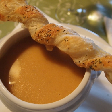 Суп-крем из фенхеля, сельдерея и порея с семгой