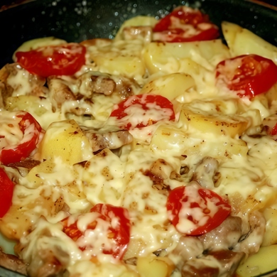Мясо с помидорами и сыром на сковороде — просто и вкусно