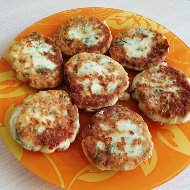 Сырники с сыром, зеленым луком и зеленью