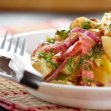 Баварский картофельный салат с колбасой