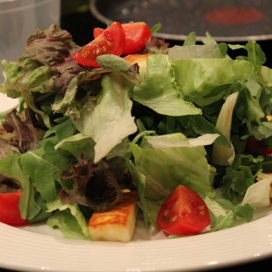 Салат из зелени с сыром и грецкими орехами