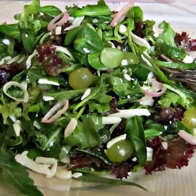Салат из овощей, микс-салата и сыра пармезан с заправкой цезарь — пошаговый рецепт с фото