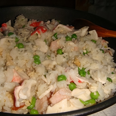 Сладкий рис с чесноком, креветками и рукколой