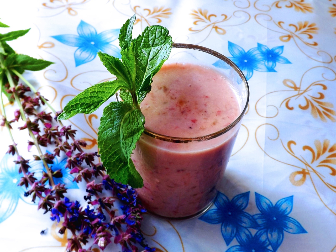 Banana-Strawberry Smoothie with Vanilla Sugar